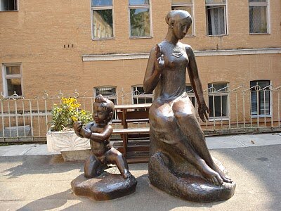 Памятник матери и ребенку 